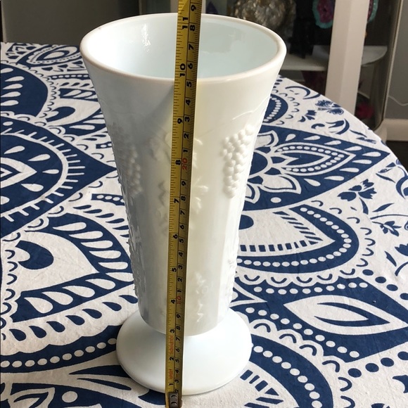 VINTAGE MILK GLASS VASE - Picture 6 of 6